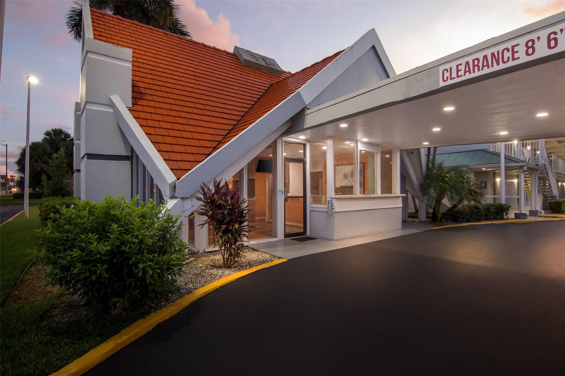 Howard Johnson By Wyndham Vero Beach / Downtown 3/22