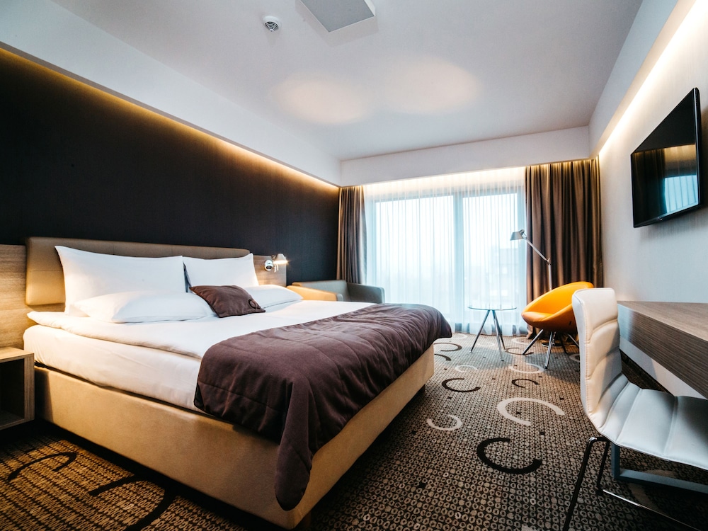 STANDARD, QUEEN BED