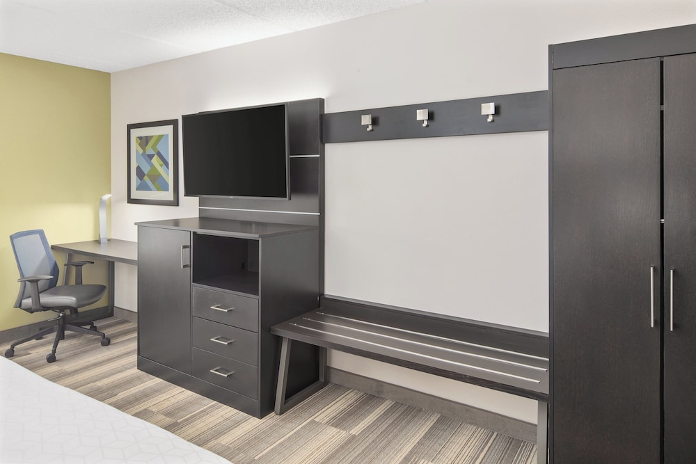 Holiday Inn Express Hotel And Suites Greenville I 85 Woodruff Rd 63/72