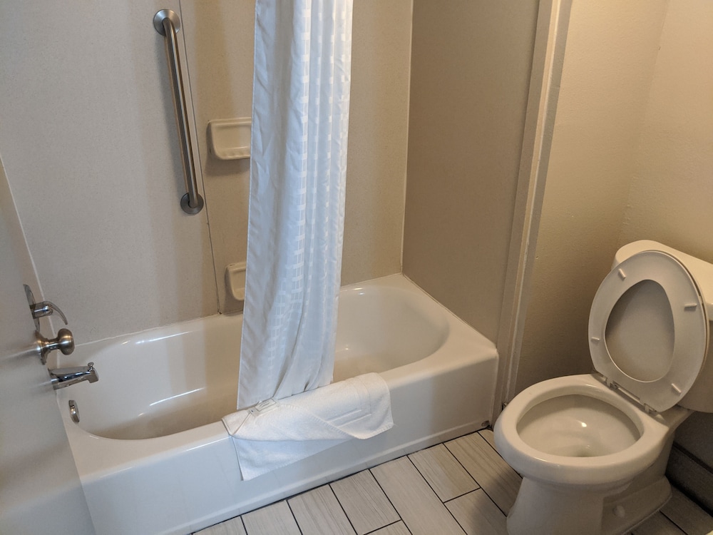 Clarion Pointe Greensboro Airport 22/44