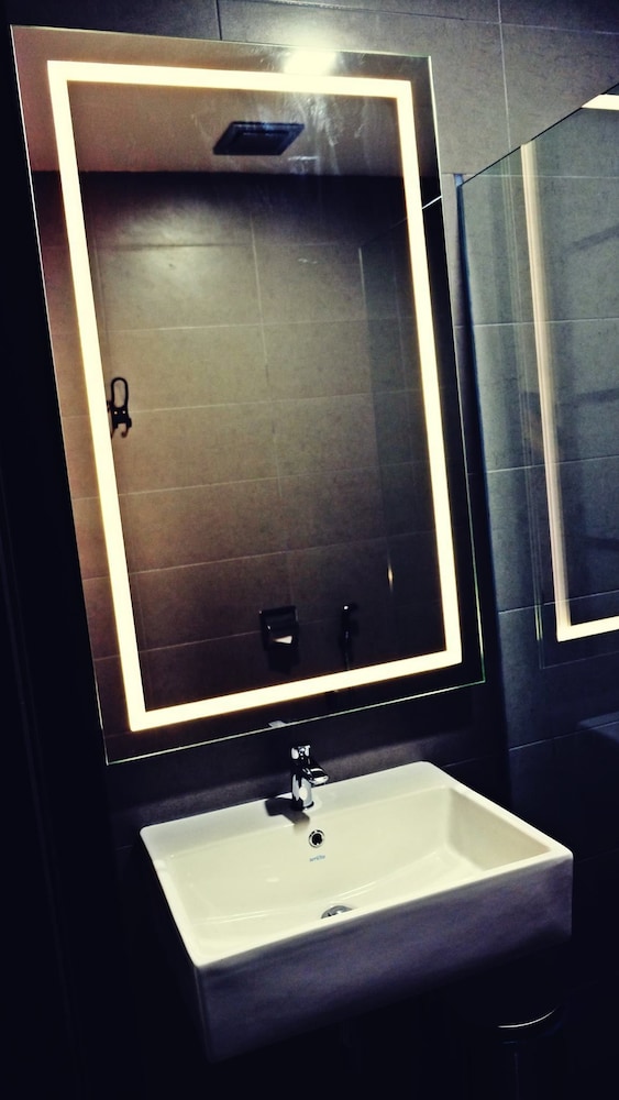 Roomies Suites 5/22