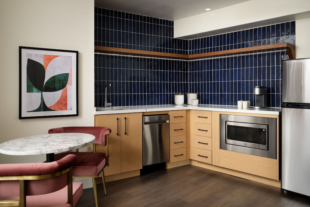 Burton House, Beverly Hills, A Tribute Portfolio Hotel 8/50