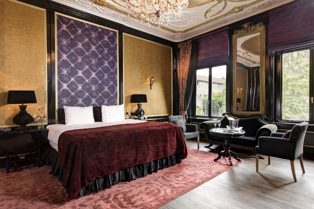 ROYAL, SUITE, TWO STORY, JETTED TUB