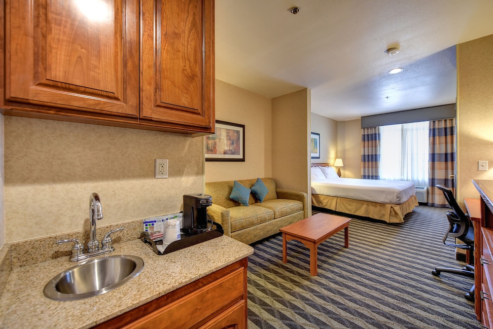 Holiday Inn Express Hotel and Suites Manteca City Center 37/76
