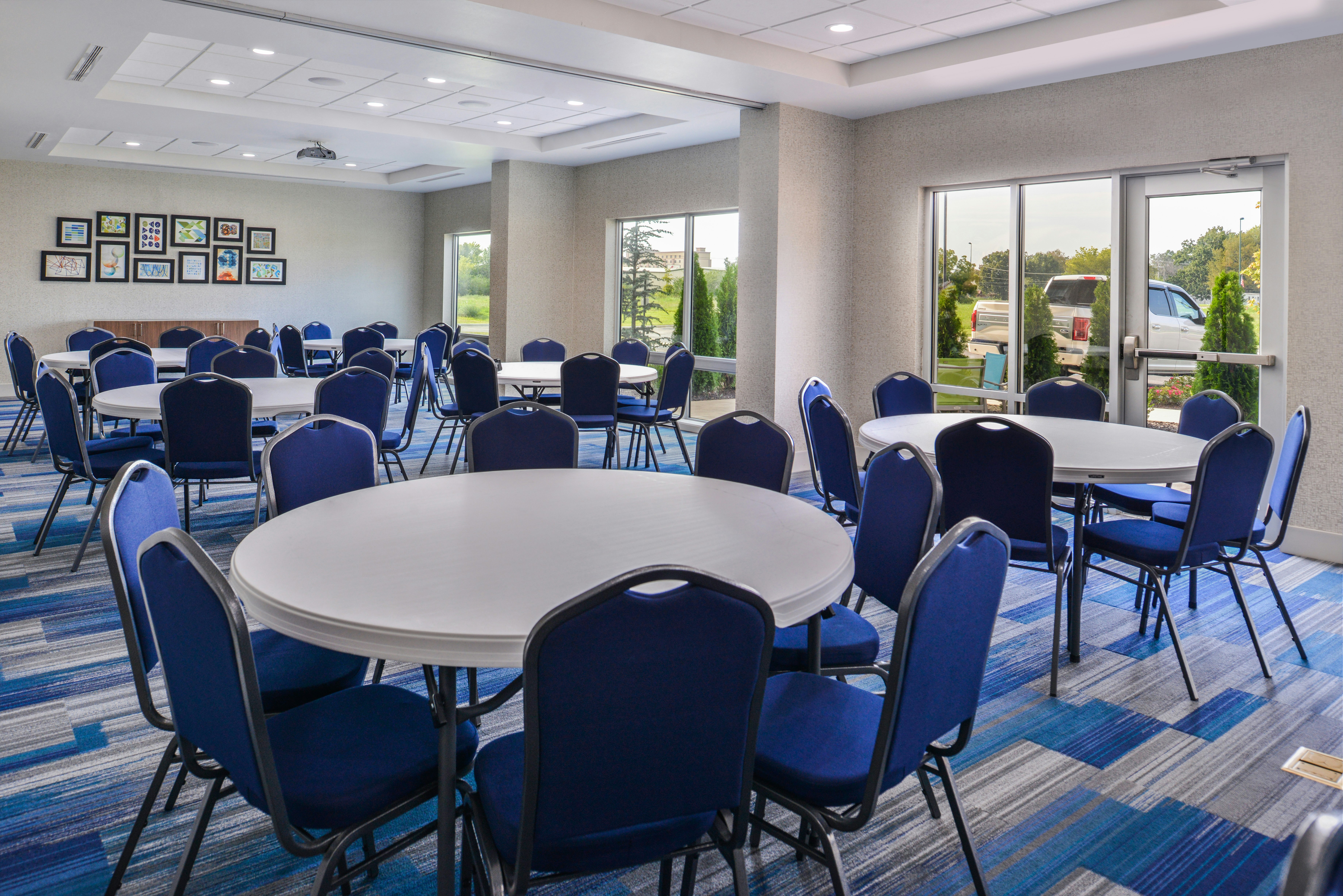 Holiday Inn Express Suites Siloam Springs 53/57
