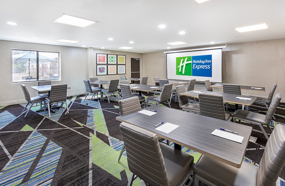Holiday Inn Express & Suites Birmingham - Inverness 280, an IHG Hotel 67/74