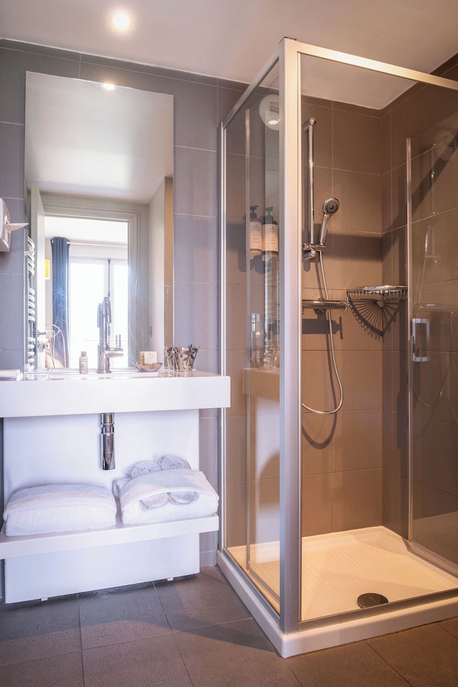 Suites and Hotel Helzear Champs Elysees 64/65