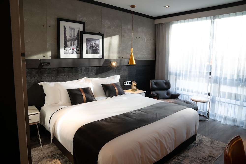 Hotel 42 15/48