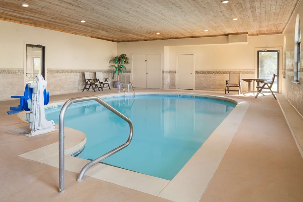 Country Inn & Suites by Radisson Greenfield IN 2/37