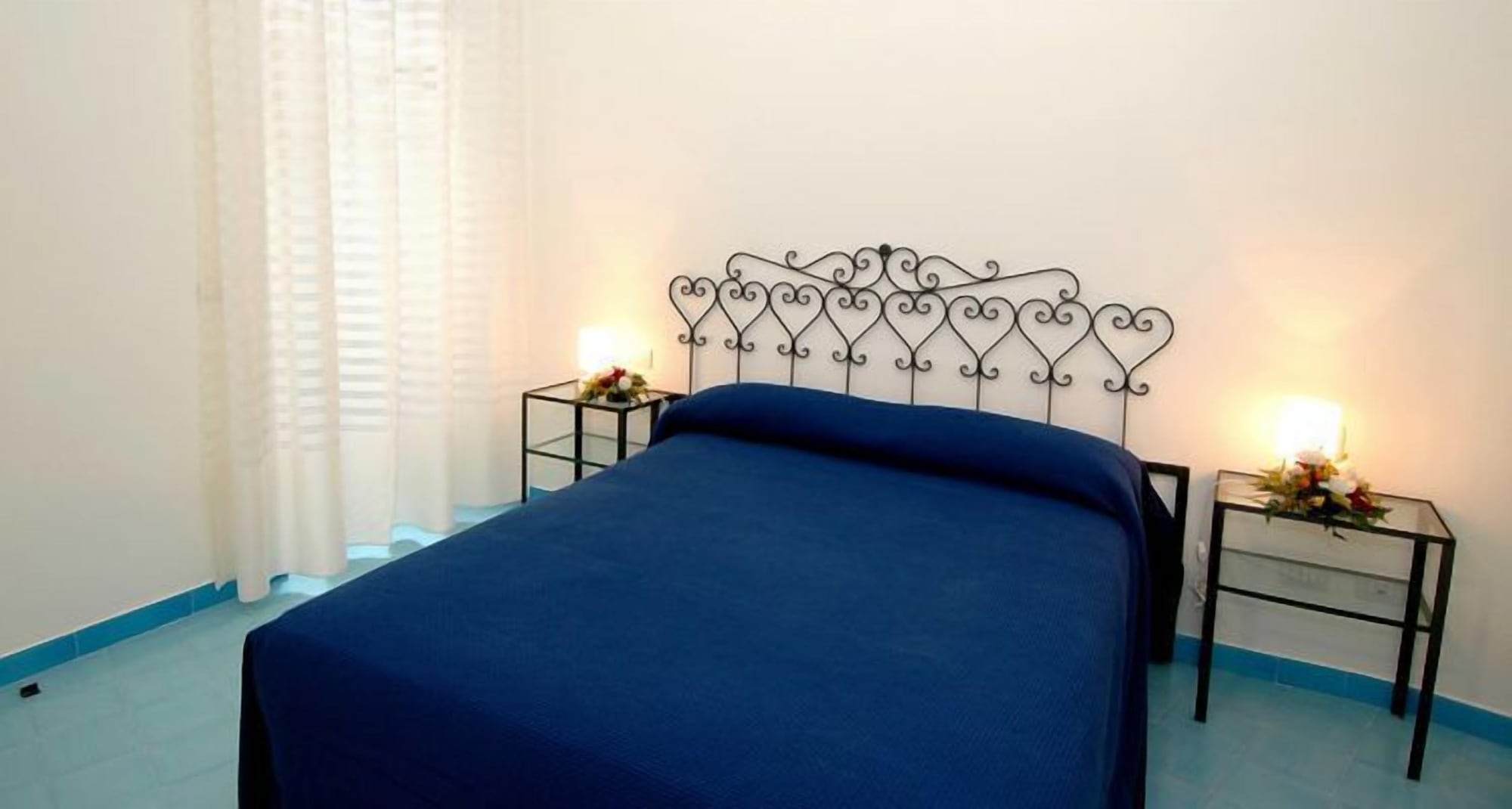 غرفة كلاسيكية بسرير كوين بإطلالة جزئية على البحر، Hotel Aurora Amalfi 4/5