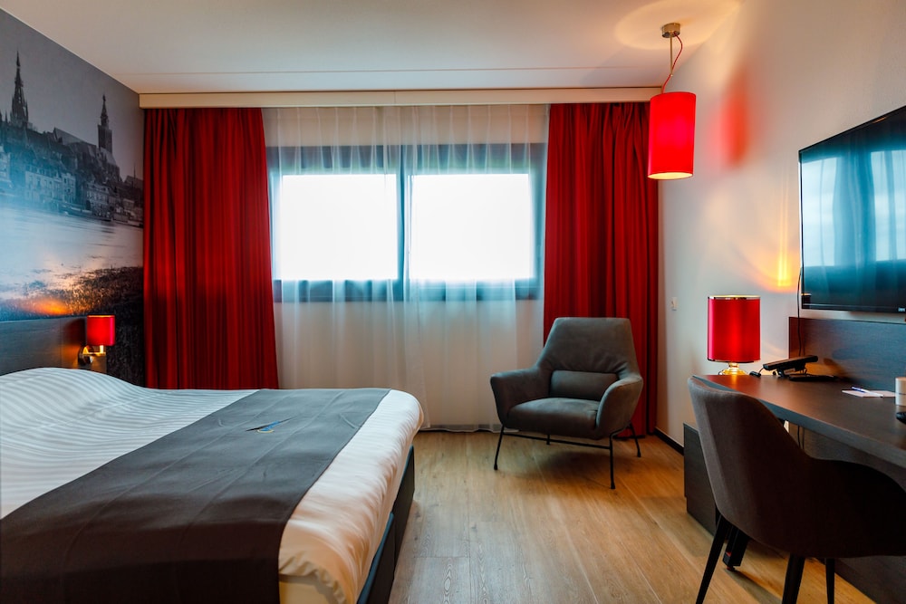 DELUXE, KING BED
