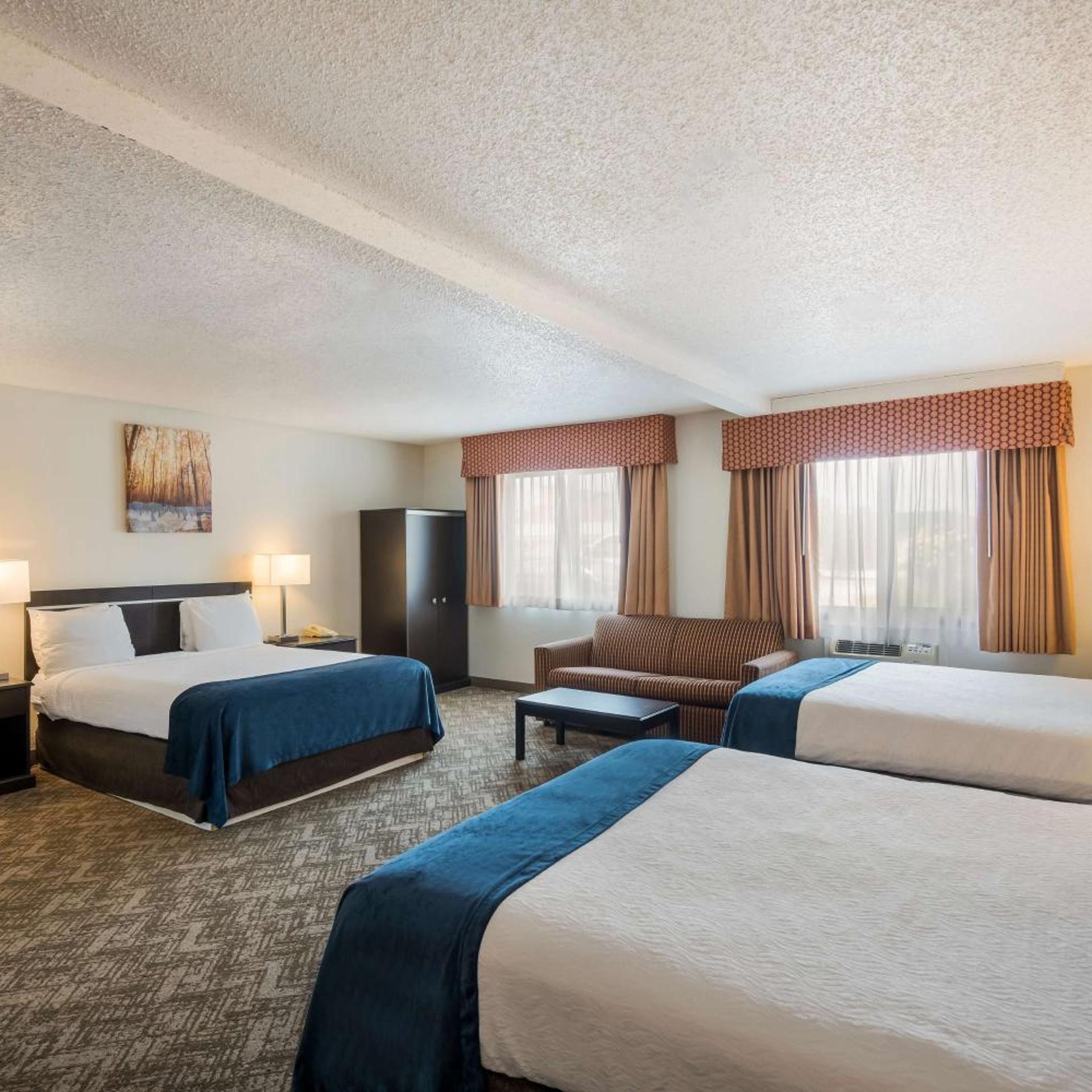 Mini, Suite, 3 Queen Beds, Sofa