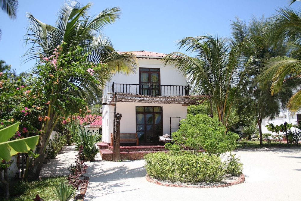 Moonshine Uroa Boutique Hotel 2/50