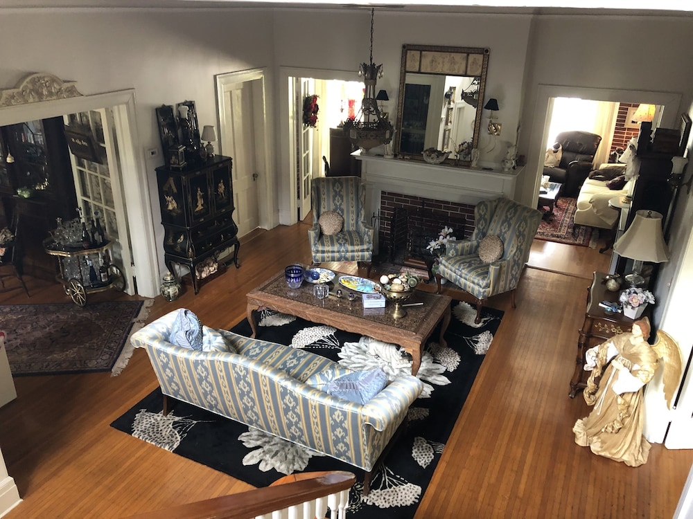 Angie's B&B 39/41
