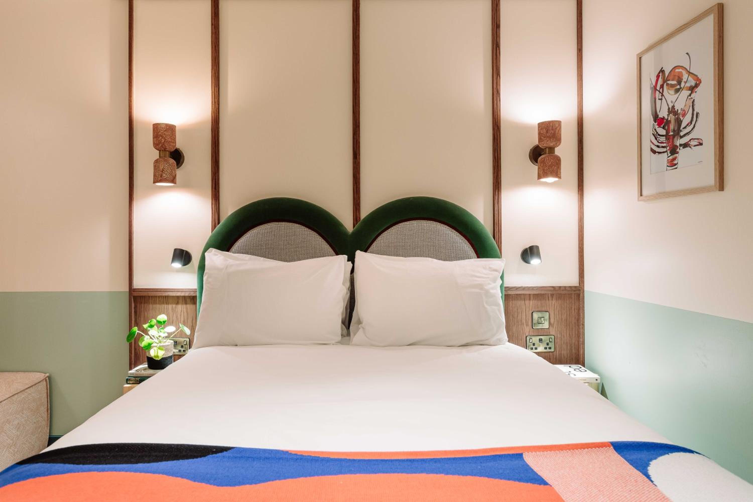 Room, Queen Bed, No Window