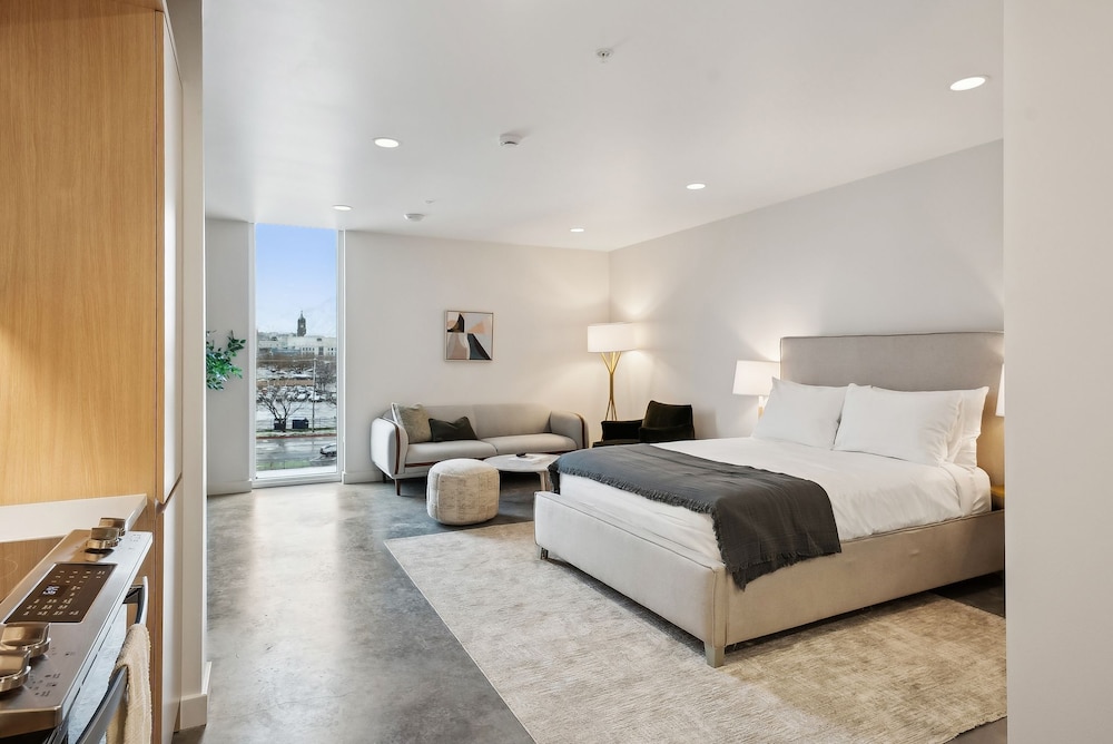 Studio, Queen Bed, High Floor