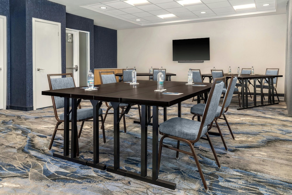 Fairfield by Marriott Inn & Suites Kansas City at The Legends 28/38