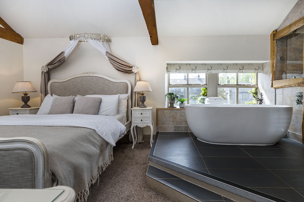 The Fleece Countryside Inn 24/50