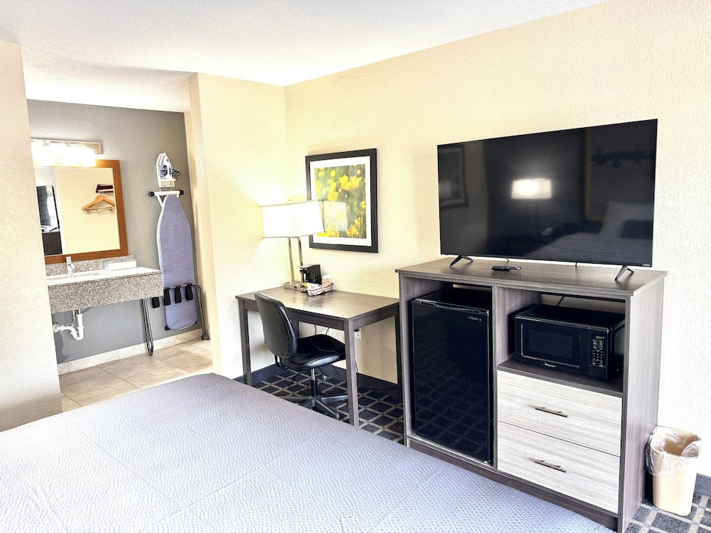 Super 8 by Wyndham Morganton 22/50