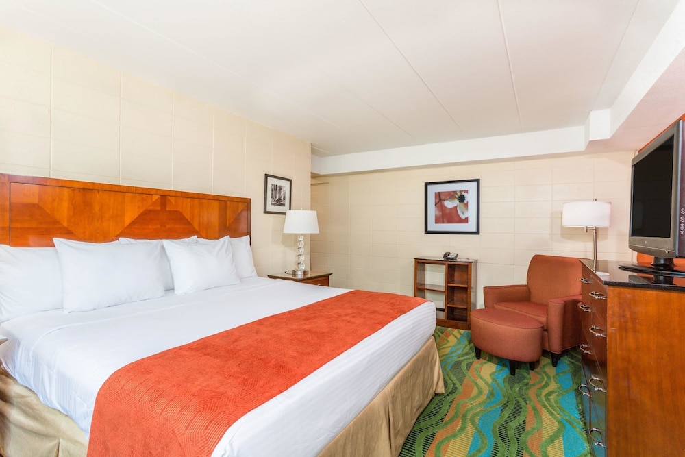 Howard Johnson by Wyndham Virginia Beach At The Beach 16/24