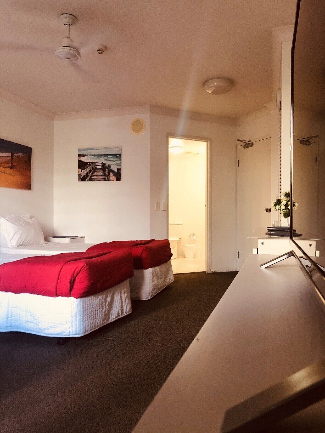 غرفة بسرير كوين بإطلالة على النهر