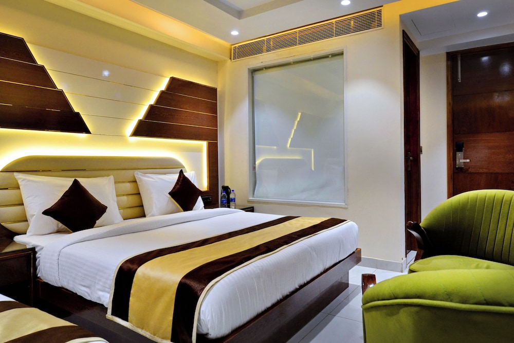HOTEL GRAND PLAZA. 20/50