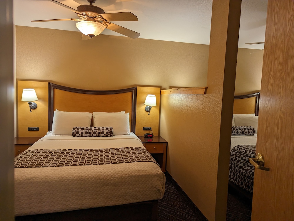 FAMILY SUITE, 2 QUEEN BEDS