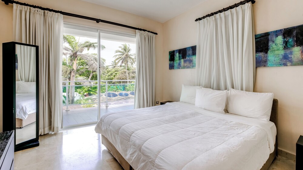 WATERMARK LUXURY OCEANFRONT ALL SUITE HOTEL 16/56
