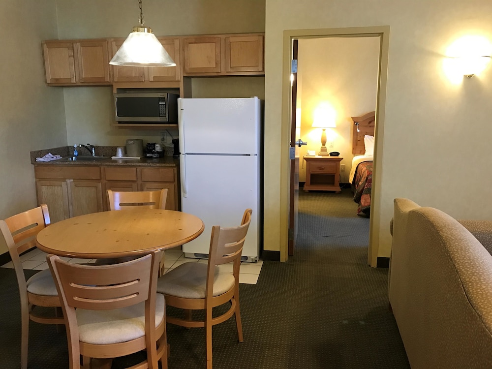 Best Western Plus Revere Inn & Suites 32/39