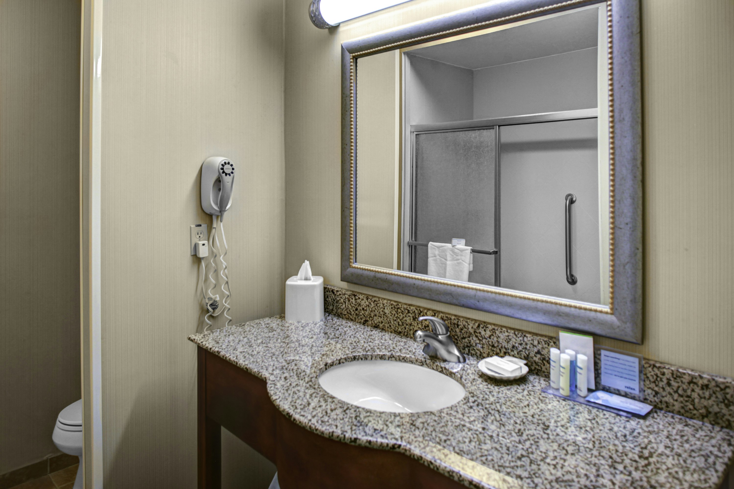 غرفة بسرير كينج بحوض جاكوزي، Hampton Inn Coldwater 2/3