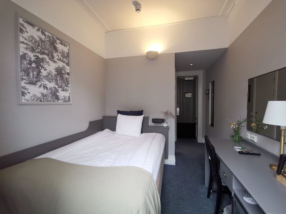 Crystal Plaza Hotel 14/32