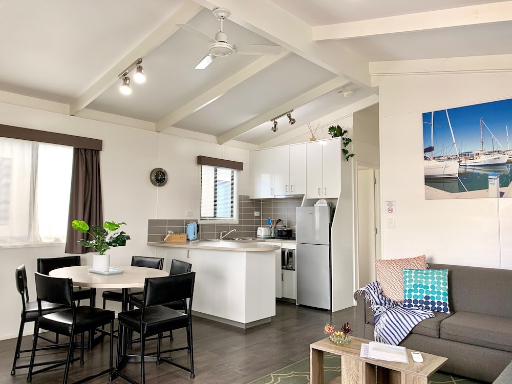 Apollo Bay Waterfront Motor Inn 64/80
