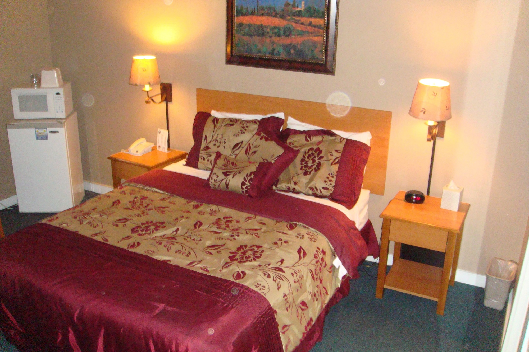 STANDARD, QUEEN BED, PRIVATE BATHROOM