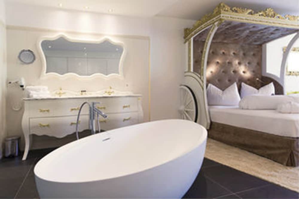 ROYAL, JUNIOR SUITE, STUDIO, QUEEN BED, SOFA, BALCONY