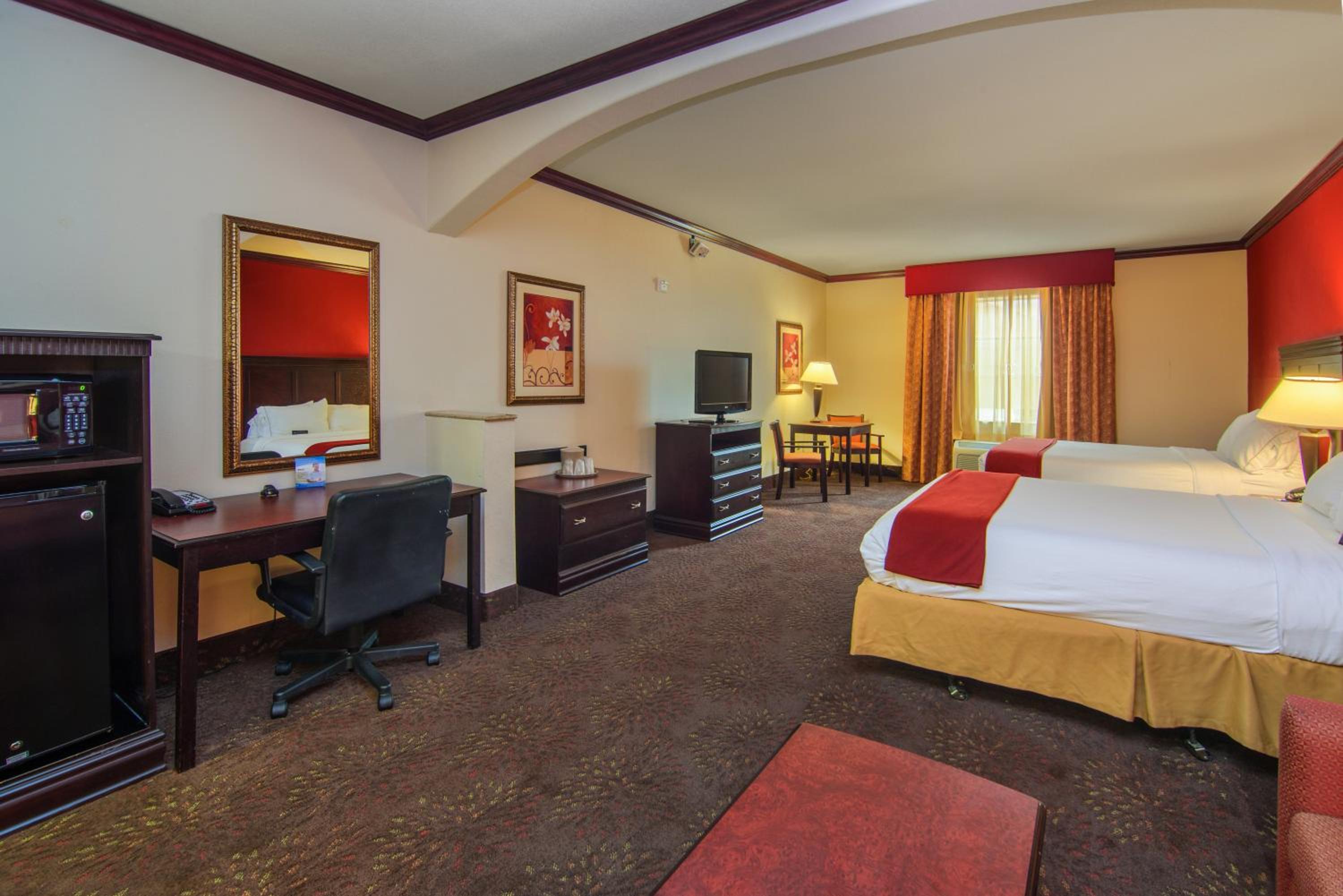 Suite, Queen Bed, Sofa, Holiday Inn Express Hotel Suites Terrell 2/4