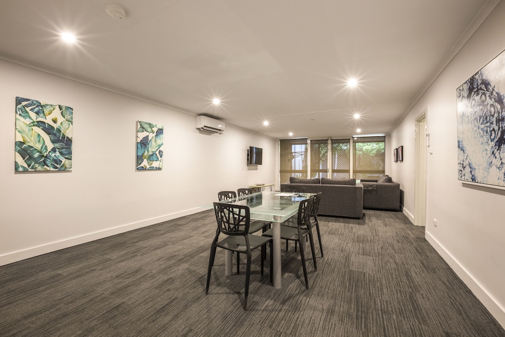 Nightcap at Coolaroo Hotel 43/52
