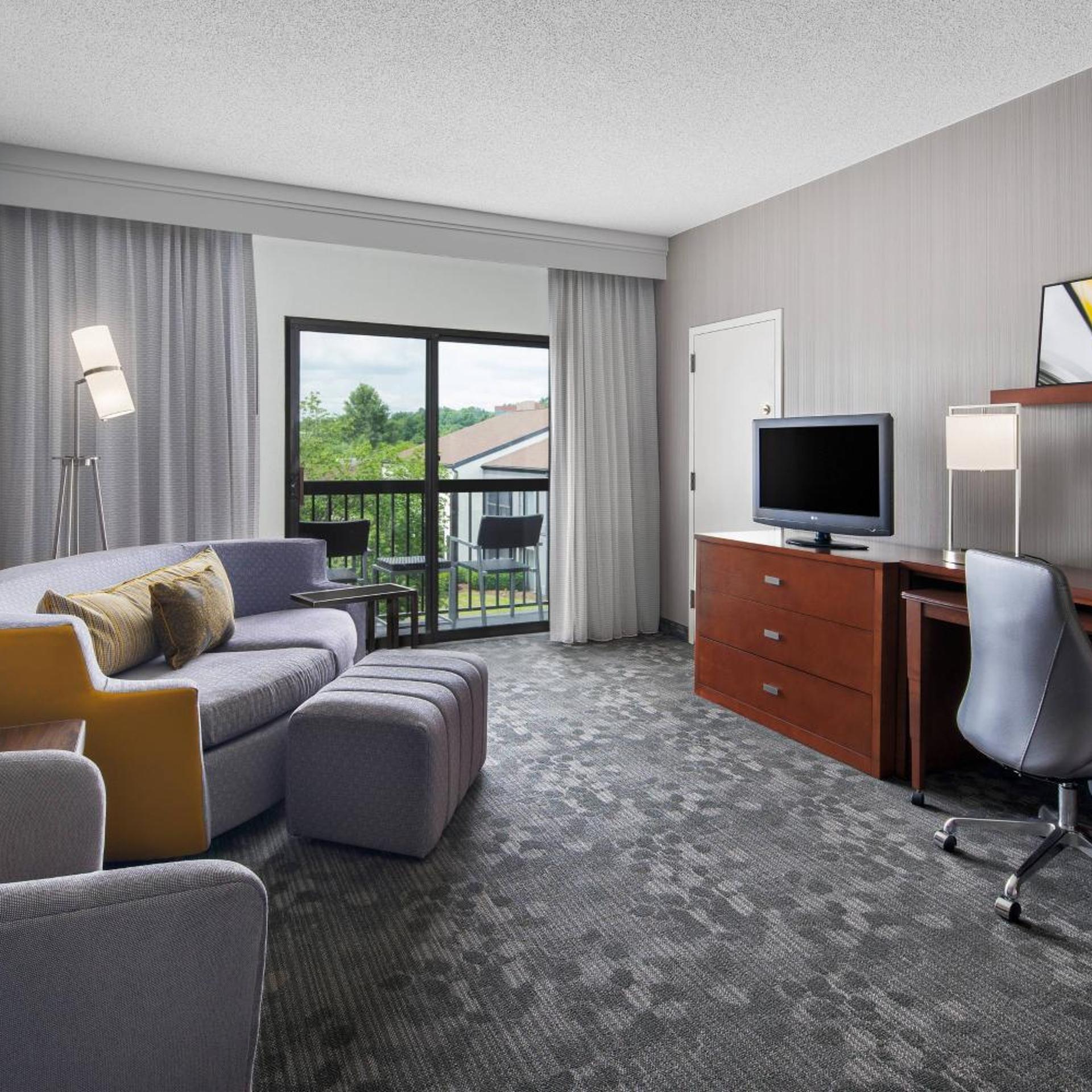1 Bedroom, Renovated, 2 Rooms, Suite, King Bed, Sofa، Courtyard Pittsburgh Airport 2/5