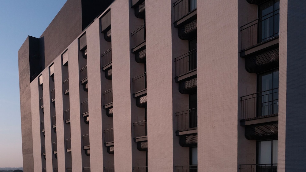 REZ Hotel 7/56