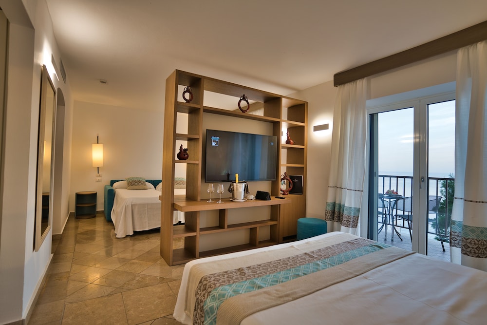 DELUXE, SEA VIEW, BALCONY