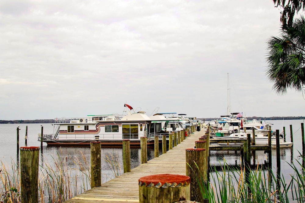 Crystal Cove Riverfront Resort 42/42