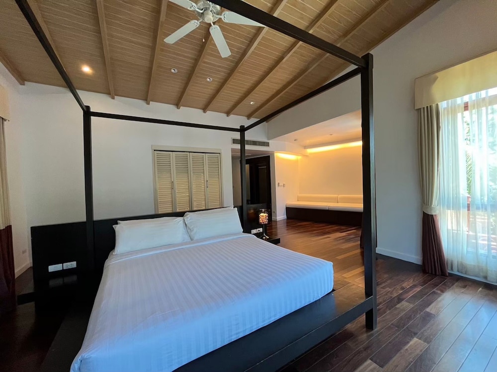 5 BEDROOMS, VILLA