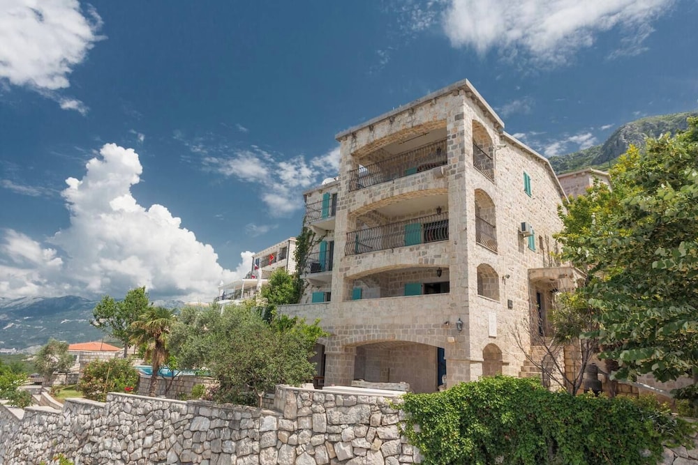 Castello degli Aranci Eco Resort in PETROVAC