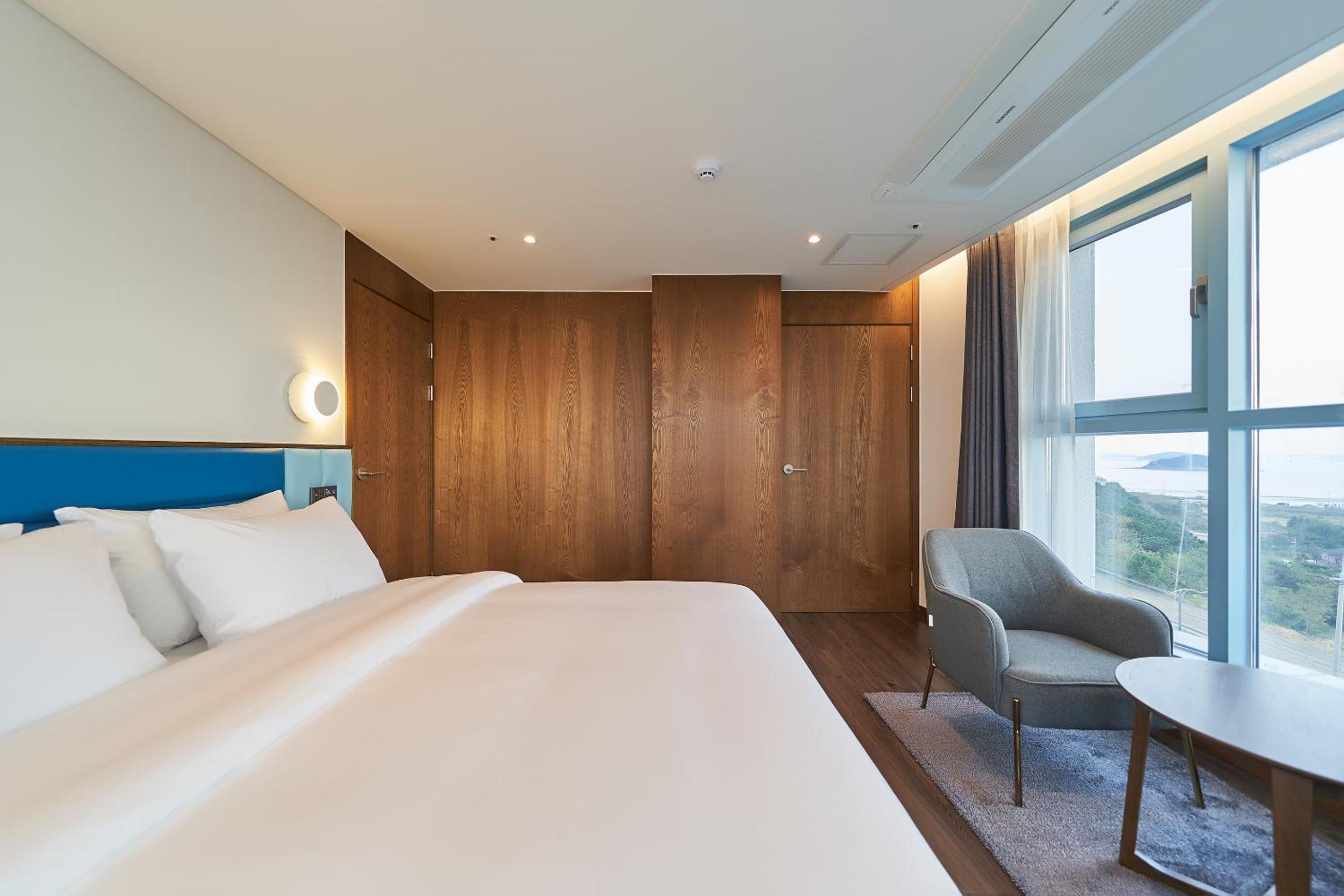 ROYAL, SUITE