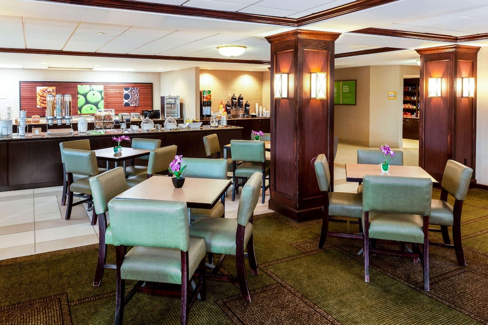 La Quinta Inn Suites Milwaukee Glendale Bayshore 30/37