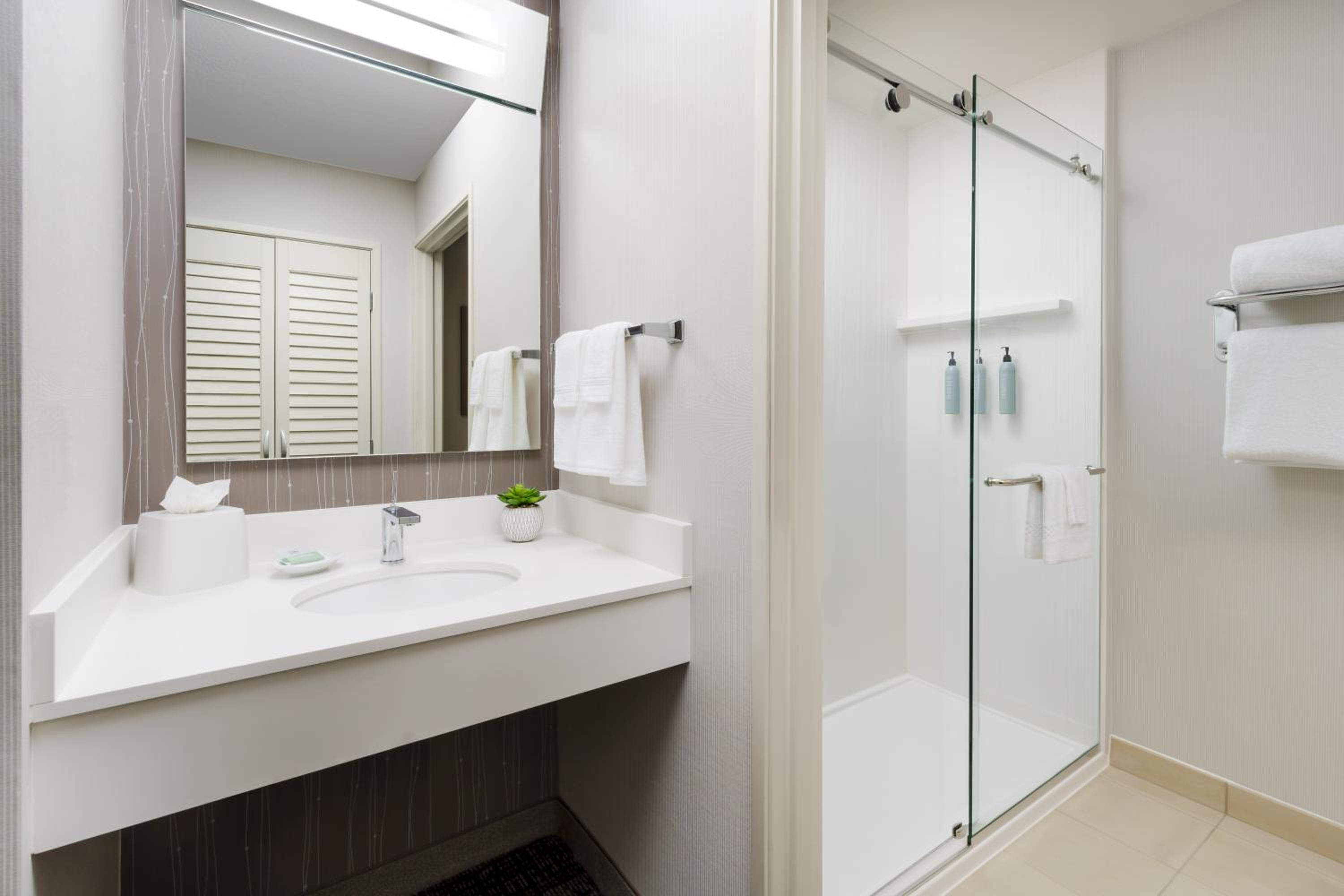 غرفة بسرير كينج مع أريكة في طابق مرتفع، Courtyard by Marriott Roseville Galleria Mall/Creekside Ridge Drive 8/14