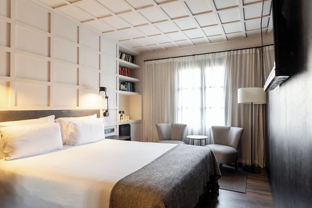 SUPERIOR, QUEEN BED, CITY VIEW