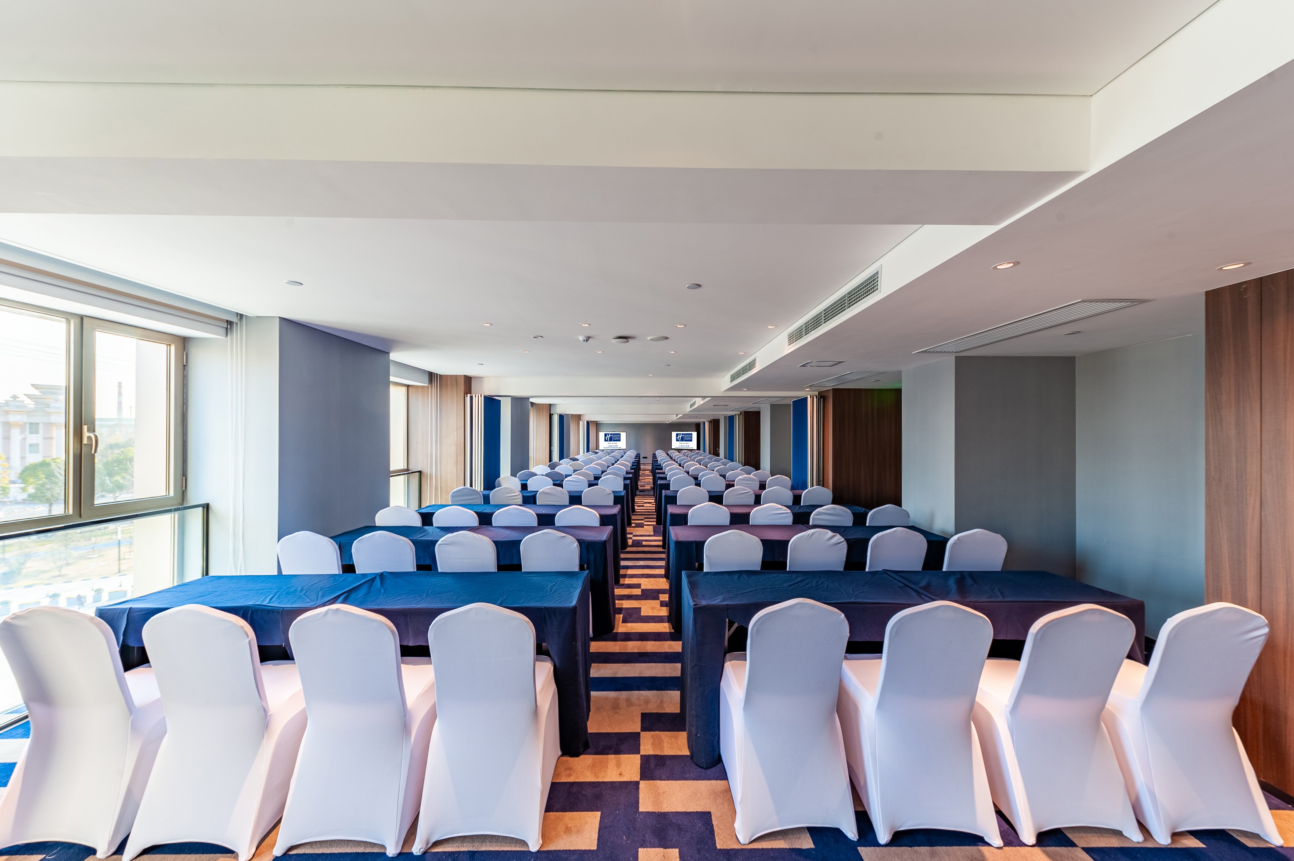 Holiday Inn Express Shanghai Baoyang 37/40