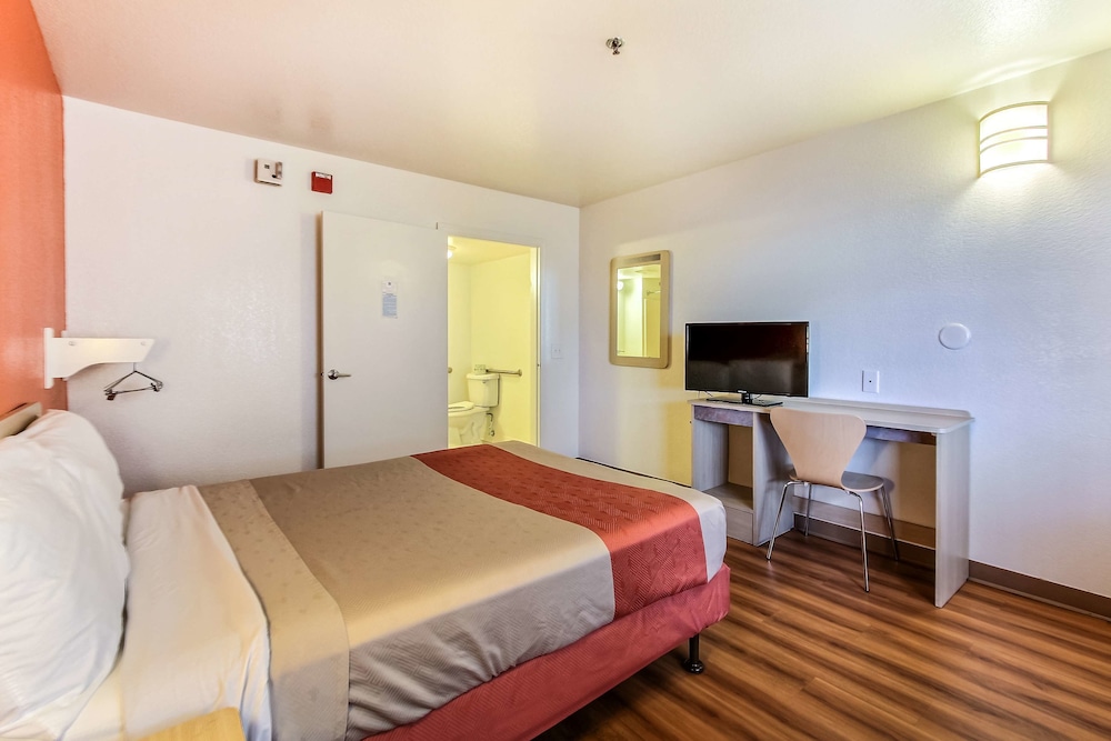 Motel6 Salinas, CA - North Monterey Area 25/41