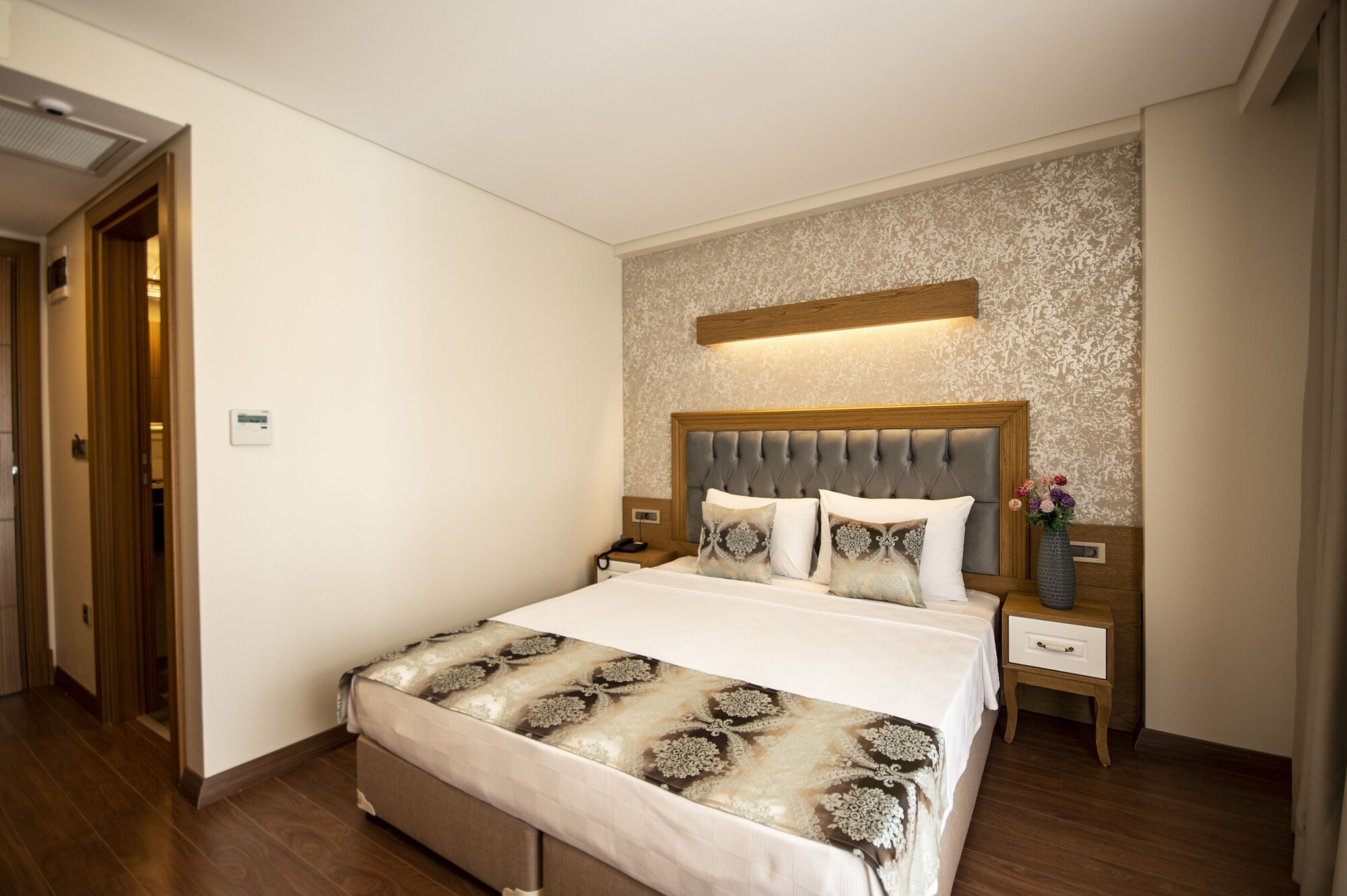 ROOM, SINGLE