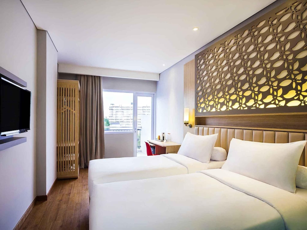 IBIS STYLES CIKARANG 12/35